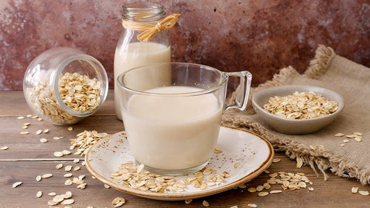 Preparazione di latte vegetale fatto in casa con ingredienti naturali – Alternativa sana al latte animale.